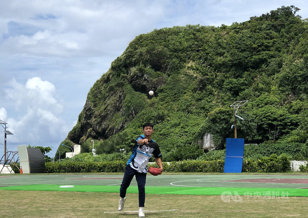 黑潮大哥盃少棒賽5日開打,是綠島首度舉辦棒球賽事,今年中職選秀會上獲中信兄弟隊指名的球員林吳晉瑋(圖),是首名綠島出身的職棒球員,5日擔任開球嘉賓,他鼓勵小球員不要輕言放棄。(台東縣政府提供)中央社記者謝靜雯傳真 109年8月5日