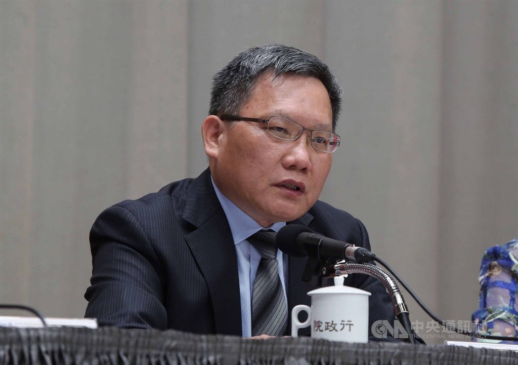 財政部長蘇建榮5日接受廣播節目專訪,坦言從學界轉進政府公職部門遇到許多挑戰,也不否認沒碰過政治壓力,但強調一定會秉持原則來處理公股行庫。(中央社檔案照片)