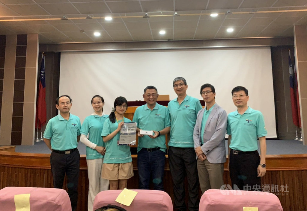 國防部「亞太青年國防廉潔夏季學院」學員5日到金門進行「廉潔教育課程」,金門縣長楊鎮浯(中)全程以英文致詞,向學員闡述廉能政府為他的施政首要目標。(金門縣政府提供)中央社記者黃慧敏傳真 109年8月5日