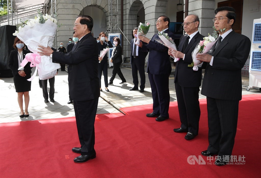 前總統李登輝辭世,享耆壽98歲。前副總統連戰(前左)5日上午前往台北賓館追思會場緬懷敬悼,獻花致意。中央社記者張新偉攝 109年8月5日
