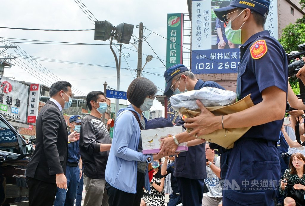 新北市警員楊庭豪完成器官捐贈,遺體車隊5日繞行新北市樹林警分局,警方致贈全套員警值勤服裝給楊庭豪父母,表揚楊庭豪英勇值勤。中央社記者黃旭昇新北攝 109年8月5日