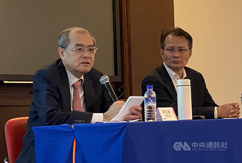工業電腦廠研華5日舉行法人說明會,董事長劉克振(左)表示,研華最近有「高度意願」投資同業,也許未來一、兩年內可以透過投資同業部分股權方式,整併雙方財報。右為研華技術長楊瑞祥。中央社記者吳家豪攝 109年8月5日