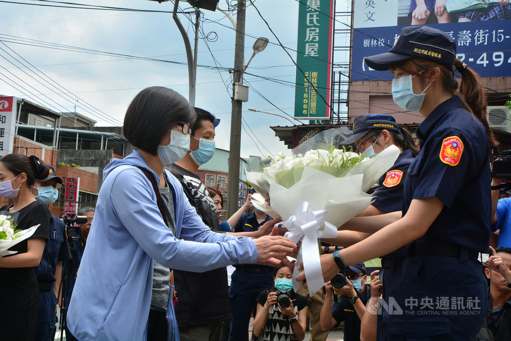 新北市警員楊庭豪完成器官捐贈,遺體車隊5日繞回新北市樹林警分局,警方獻花給楊庭豪父母,儀式莊嚴肅穆。中央社記者黃旭昇新北攝 109年8月5日