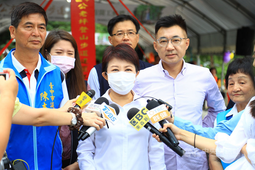 2020米其林指南評鑑發表會將於24日移師台中舉行,台中市長盧秀燕(前中)5日接受聯訪時指出,很期待台中市的美食被世界看見,登上國際版面。中央社記者郝雪卿攝 109年8月5日