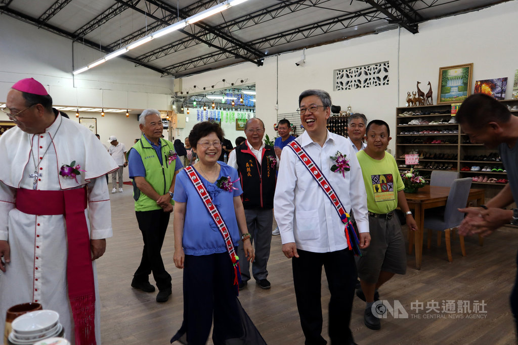 玉里天主堂劉一峰神父創辦的二手物流館今年2月發生火災,消息傳出後短短36小時湧入捐款,經5個多月整修,5日重新掛牌營運,前副總統陳建仁(前左3)夫婦特地到場參觀、祝賀。中央社記者李先鳳攝 109年8月5日