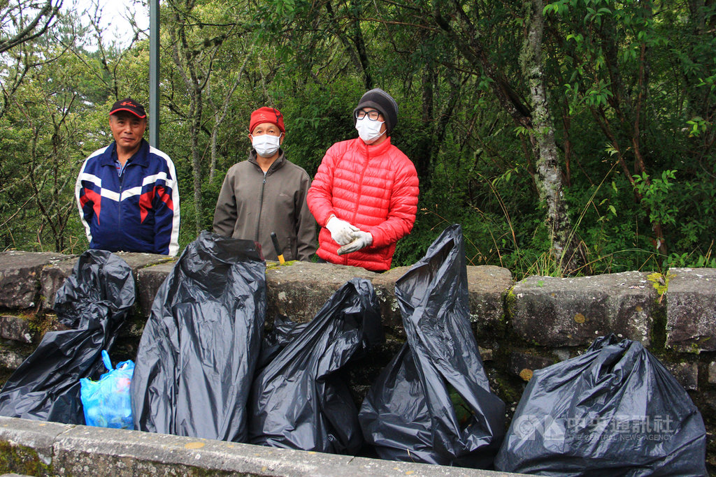玉山塔塔加設有炊煮區,但遊客亂丟廚餘、罐頭、衛生紙、食材包裝,管理站人員4日清出6大包垃圾,呼籲遊客記得將垃圾帶下山。(玉管處提供)中央社記者蕭博陽南投縣傳真 109年8月5日