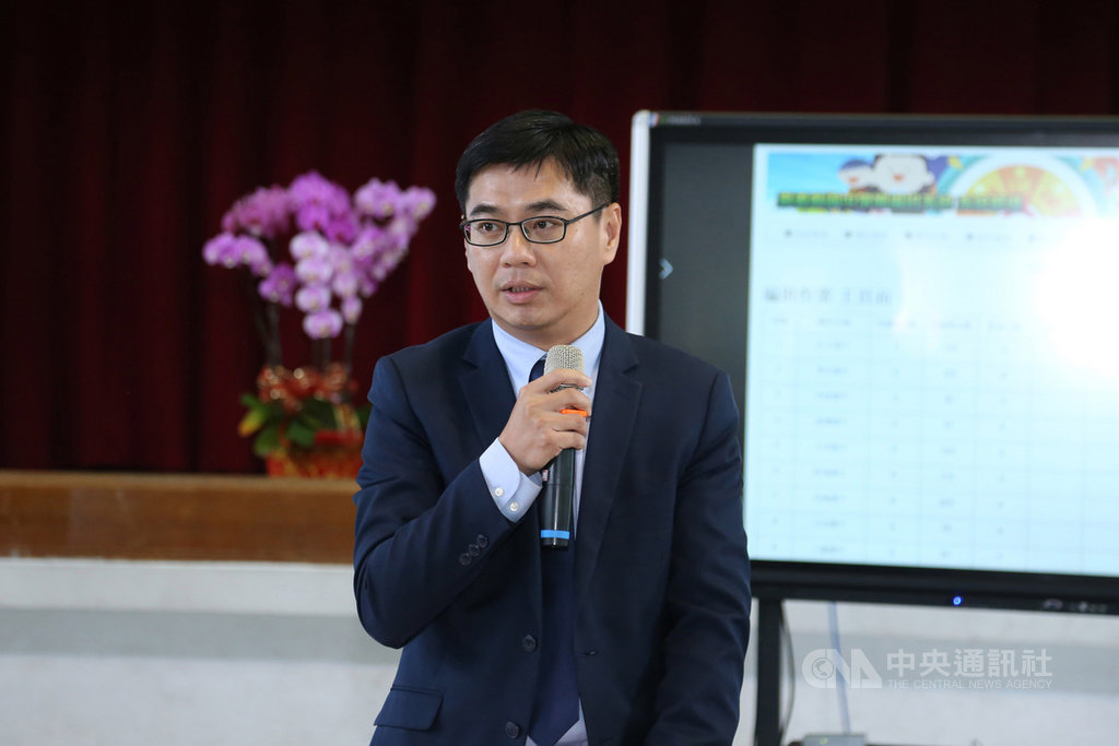 嘉義縣政府教育處長陳添丁5日表示,今年嘉義縣首度由縣府集中辦理縣內28所公私立國中及完全中學國中部的新生電腦亂數編班,落實教育部於民國92年就要求的常態分班。中央社記者蔡智明攝 109年8月5日