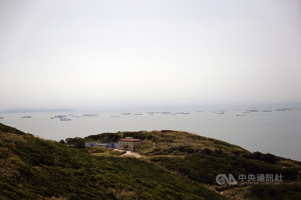 民進黨連江縣黨部主委李問5日表示,據基層海巡隊員反映,頻在馬祖海域出現的違法抽砂船體型龐大,馬祖海巡船隻值勤取締時仍有安全顧慮,須藉大型艦艇支援幫助執法,希望持續爭取大型艦支援馬祖海域。中央社記者邱筠攝 109年8月5日