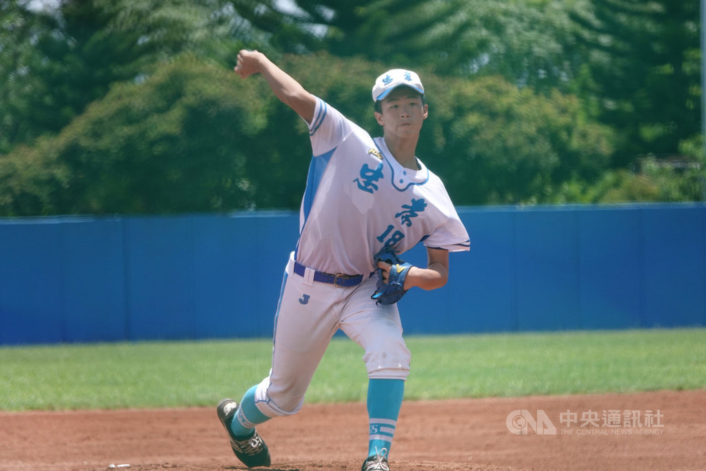夢想大聯盟U15棒球邀請賽,忠孝國中5日與新生國中交手,忠孝國中宋柏翰(圖)投打發揮,率隊以7比0拿勝。中央社記者謝靜雯攝 109年8月5日