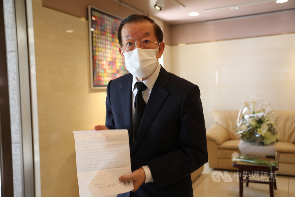 駐日代表處設「悼念李前總統登輝先生逝世簽名處」,東京都知事小池百合子5日前來悼念並請駐日代表謝長廷(圖)轉交弔唁函給李登輝夫人曾文惠。中央社記者楊明珠東京攝 109年8月5日