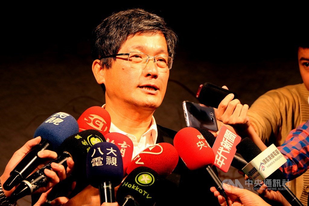 客委會主委楊長鎮5日出席新書「轉.來尞」發表活動時表示,客委會近年推動客庄在地扎根運動,希望透過豐富的客家風土人文本質,加上新創資源,與在地人事物共伴、共生、共創。中央社實習攝影記者賴昀岫攝 109年8月5日