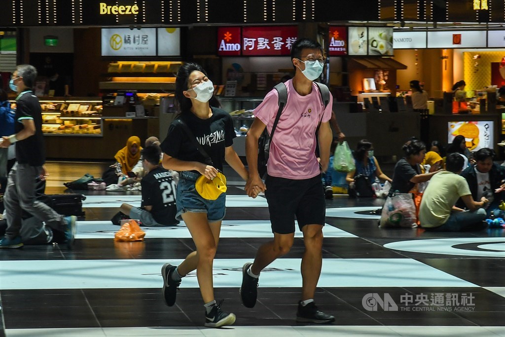 全球武漢肺炎(2019冠狀病毒疾病,COVID-19)疫情尚未趨緩,中央流行疫情指揮中心呼籲民眾仍應落實防疫政策。圖為民眾到台北車站,戴口罩防疫。中央社記者林俊耀攝 109年8月2日