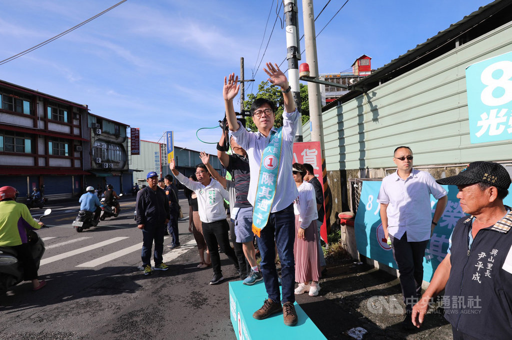 民進黨高雄市長補選候選人陳其邁(中)5日一早在大樹區的路口向往來民眾揮手致意,爭取支持。(陳其邁競總提供)中央社記者王淑芬傳真 109年8月5日