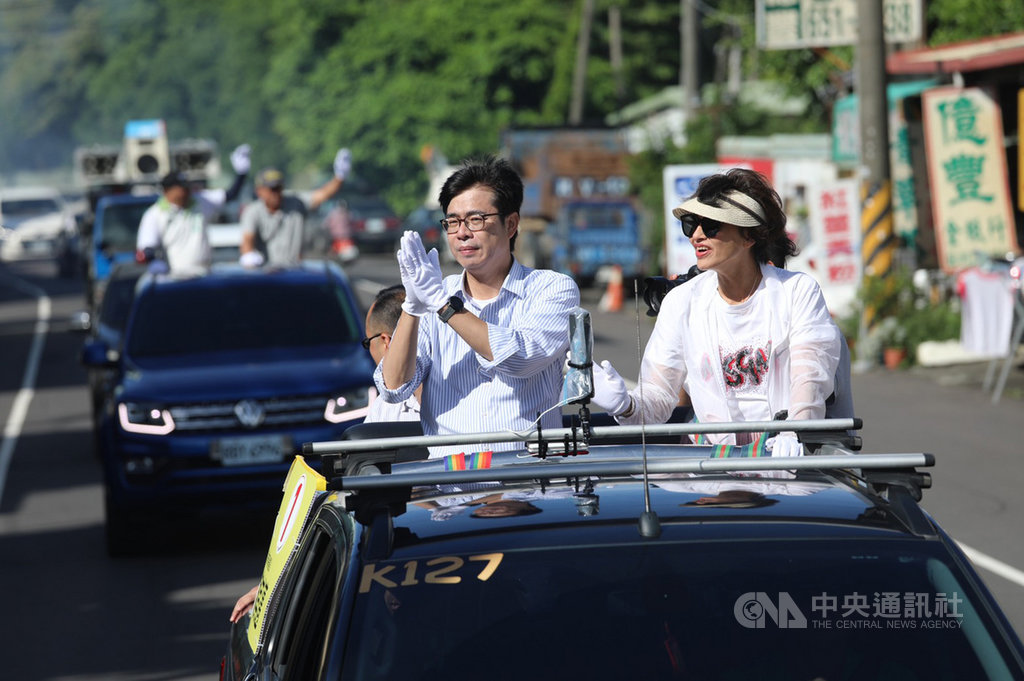 民進黨高雄市長補選候選人陳其邁(左)5日一早在民進黨立委邱議瑩(右)陪同下,以車隊掃街的方式在大樹區、大社區一帶向民眾拜票。(陳其邁競總提供)中央社記者王淑芬傳真 109年8月5日