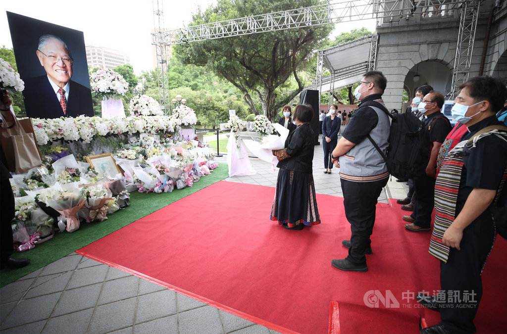 前總統李登輝7月30日辭世,台灣基督長老教會總會議長Abus Takisvilainan(阿布絲.打給絲非來南)(前左)上午率領教友到台北賓館追思李登輝。中央社記者張新偉攝 109年8月5日