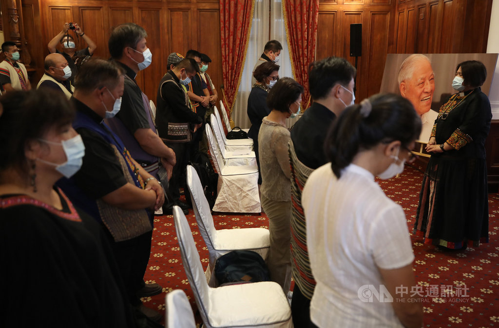前總統李登輝7月30日辭世,台灣基督長老教會總會議長Abus Takisvilainan(阿布絲.打給絲非來南)(右)上午率領教友到台北賓館追思李登輝,並為李登輝祈禱。中央社記者張新偉攝 109年8月5日