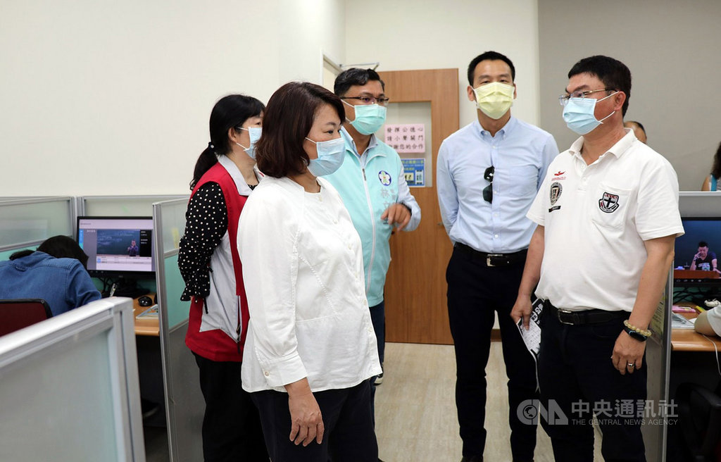 嘉義市長黃敏惠(前左)5日實地訪視補習班師生戴口罩情形,感謝補習班落實防疫工作,並提到防疫必須做到超前部署,也請大家務必提高警覺。中央社記者黃國芳攝 109年8月5日