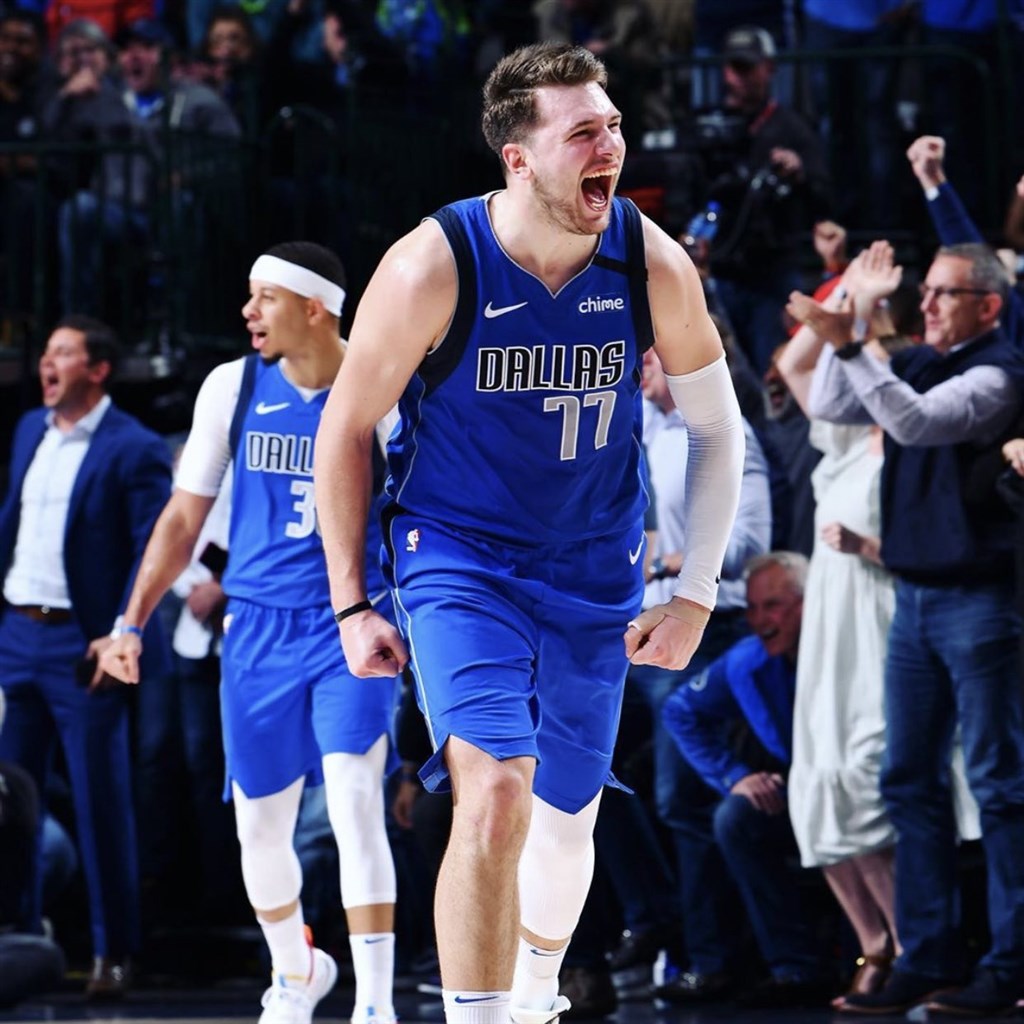 NBA達拉斯獨行俠球星唐西奇(前)5日拿下34分、20籃板、12助攻,締造史上最年輕至少30分、20籃板、10助攻的超級大三元紀錄。(圖取自twitter.com/dallasmavs)