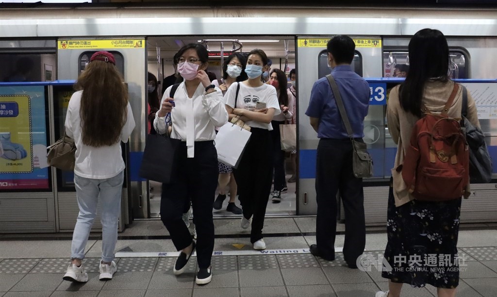 因應中央宣布出入8類場所戴口罩,台北市府5日表示,6日上午5時起,出入公共場所、大眾運輸、醫療院所等均須戴口罩並落實實名制,有一週勸導期。(中央社檔案照片)
