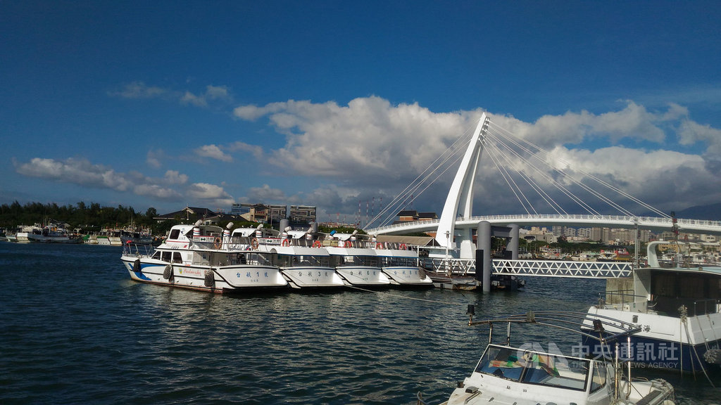 新北市淡水區商圈文化觀光協會配合經濟部商業司推出電子旅遊套票「淡水周邊遊」,民眾可使用套票暢遊淡水漁人碼頭、搭渡輪及樂遊淡水商圈等熱門景點。(台北航運公司提供)中央社記者王鴻國傳真 109年8月5日