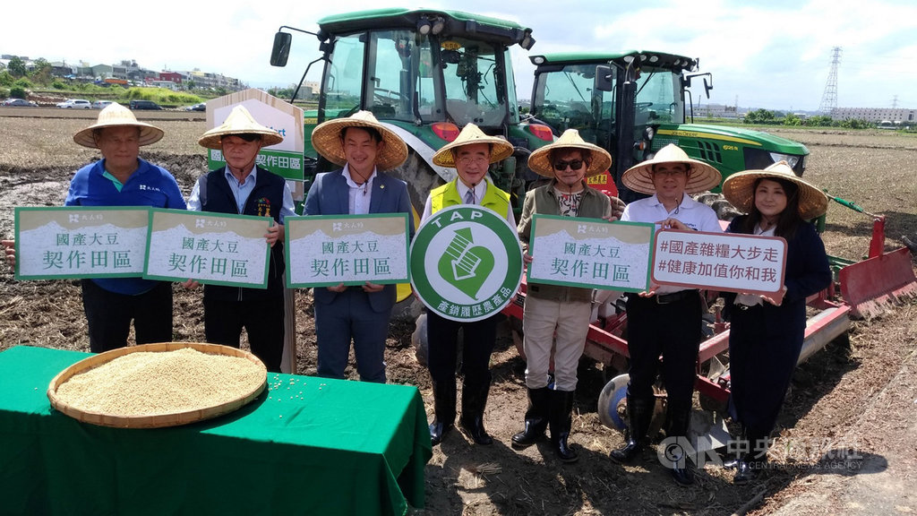 農委會農糧署5日在台中舉辦國產大豆智慧農業導入田間觀摩活動,農糧署長胡忠一(中)、台中市政府農業局長蔡精強(左2)、立委陳柏惟(左3)等人出席。中央社記者蘇木春攝 109年8月5日