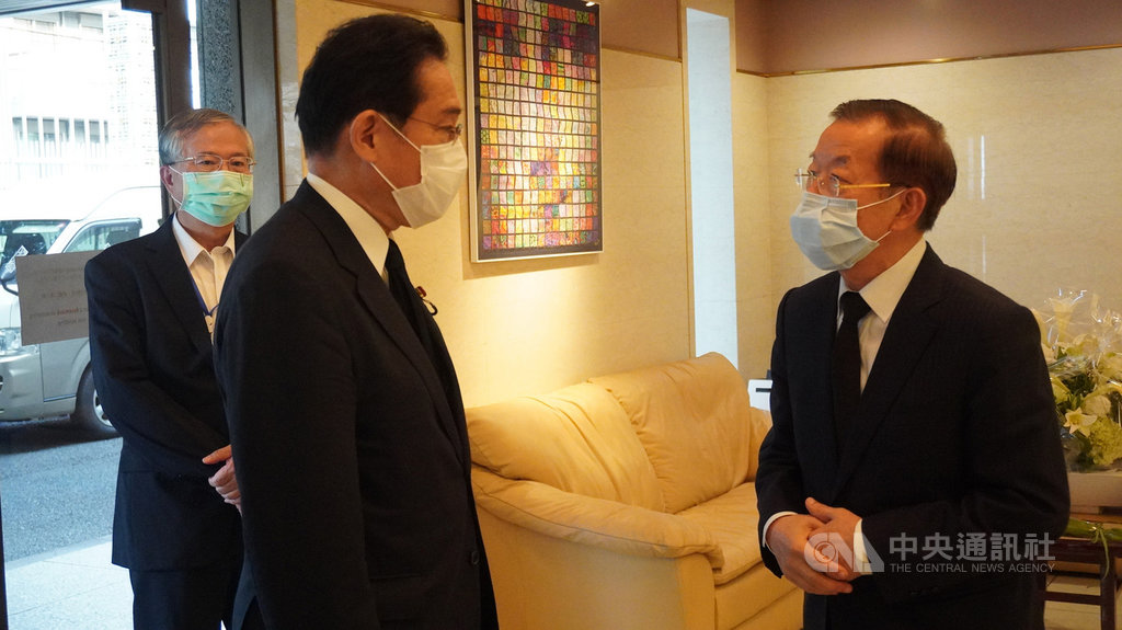 日本執政黨自民黨政治調查會會長岸田文雄(中)5日到駐日代表處悼念故總統李登輝後,與駐日代表謝長廷(右)交談。中央社記者楊明珠東京攝 109年8月5日