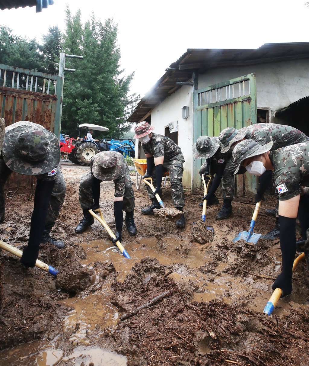 韓國連日豪雨成災,降雨帶來的洪水與土石流造成超過1000人流離失所,國務總理丁世均5日特別在政府會議中指示行政安全部盡快檢討。圖為韓國軍方幫助民眾清理家園。(韓聯社)
