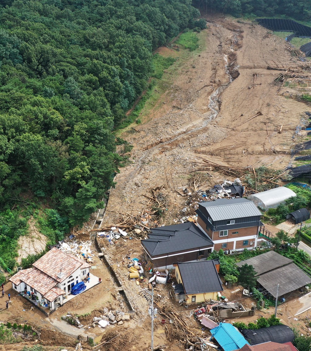 韓國面臨7年來最長的雨季,連續42天降雨帶來的洪水與土石流,造成至少15人喪生,逾1500人流離失所。圖為安城市經歷暴雨後,山邊的住宅遭土石沖壞。(韓聯社)