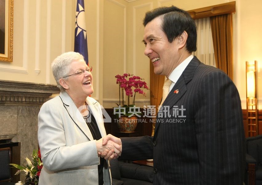2014年時任總統馬英九(右)接見美國環保署長吉娜.麥卡錫。(中央社檔案照片)
