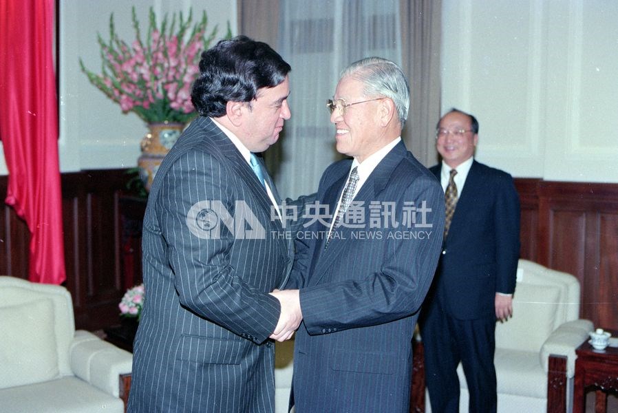 1998年時任總統李登輝(前右)接見美國能源部長李察遜(左)。(中央社檔案照片)