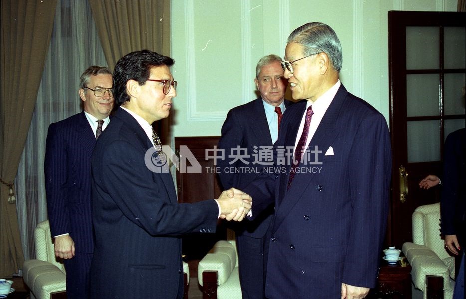 1994年時任總統李登輝(前右)接見美國運輸部長潘尼亞(前左)。(中央社檔案照片)
