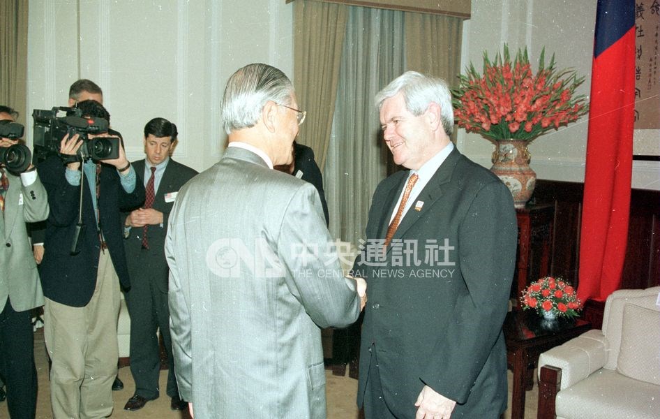 1997年時任總統李登輝(前左)接見美國聯邦眾議院議長金瑞契(右)。(中央社檔案照片)