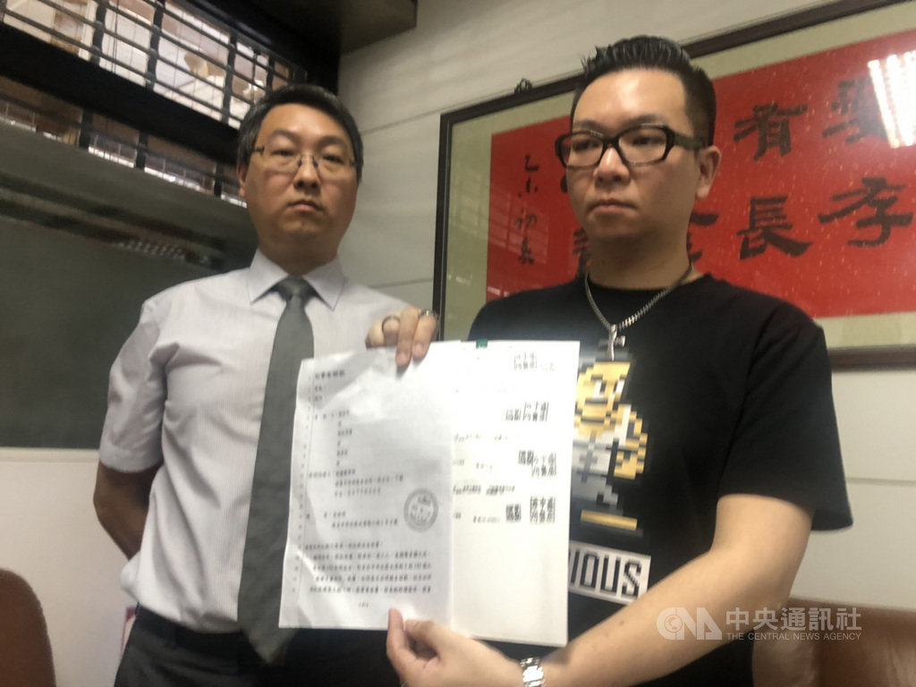 前台中市議長張宏年一家鉛中毒住院,張宏年兒子、台中市議員張彥彤(右)6日指出,張宏年的腦部受損,未來恐洗腎,且得知家人因服用盛唐自費藥粉鉛中毒,傷心落淚。張彥彤表示,已對盛唐中醫院長呂世明提告殺人未遂,後續將求償。中央社記者趙麗妍攝 109年8月6日