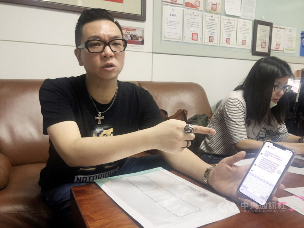 前台中市議長張宏年一家鉛中毒住院,張宏年兒子、台中市議員張彥彤(左)6日說,近日來,他接獲50多通民眾陳情電話,來自北、中、南地區,30多歲至90多歲都有,他呼籲,有到盛唐系列診所就診的民眾,都可以就醫檢驗,即早治療。中央社記者趙麗妍攝 109年8月6日