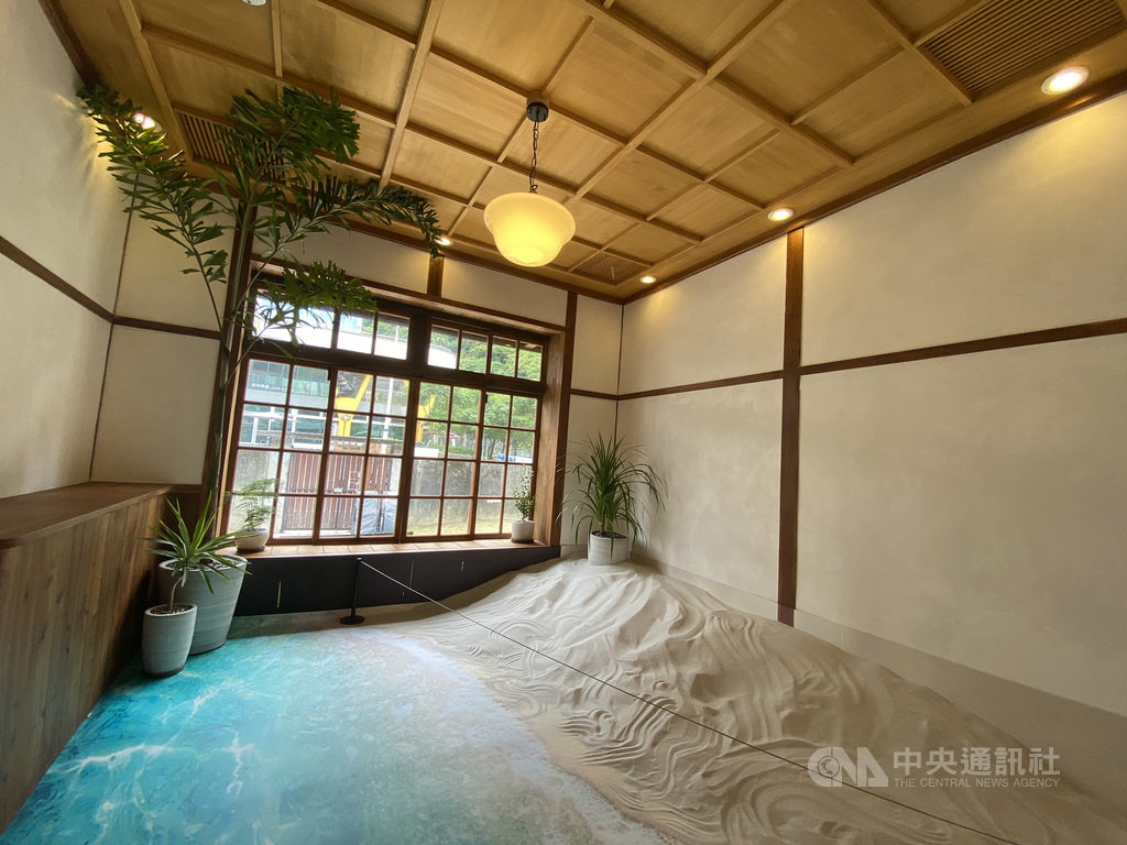基隆要塞司令部校官眷舍近期修復完成,市府以「沙灣Villa」為主題推出包含「與浪之間」、「海浴走廊」和「沙時間」等藝術裝置,7日起開放民眾參觀。(基隆市政府提供)中央社記者王朝鈺傳真 109年8月6日