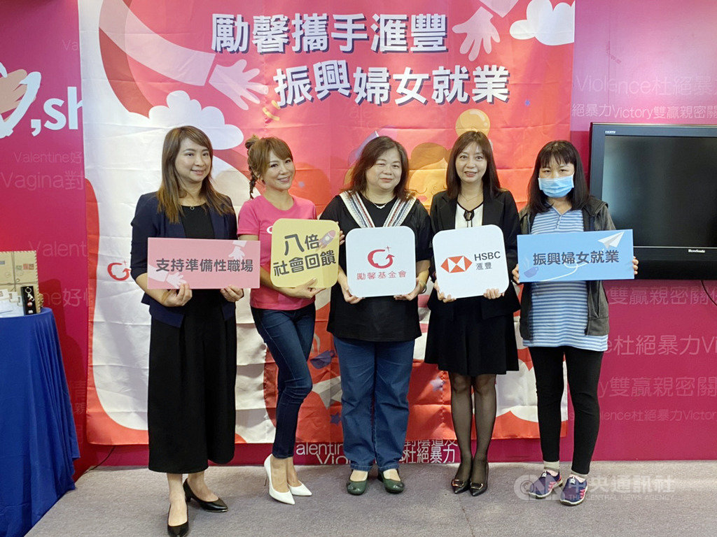 勵馨基金會準備性職場提供受暴婦女就業協助,但受疫情影響讓今年營業額較去年同期衰退,8日舉行記者會邀請藝人李佩甄(左2)擔任公益大使,基金會執行長王玥好(中)呼籲民眾持續捐款支持,協助弱勢婦女就業。中央社記者吳欣紜攝 109年8月6日