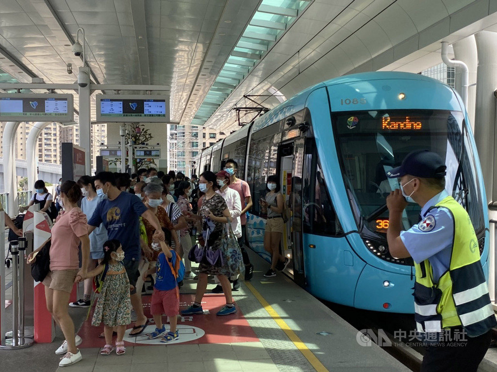 新北捷運公司表示,淡海輕軌6日起恢復實施強制戴口罩規定,未戴口罩搭乘輕軌,將依傳染病防治法開罰,最高可開罰新台幣1萬5000元,並拒絕運送。(新北捷運公司提供)中央社記者葉臻傳真 109年8月6日