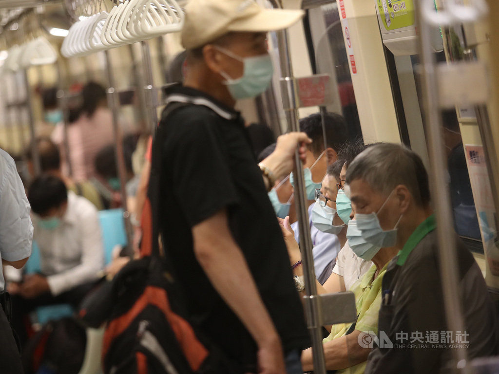 台北捷運6日表示,即日起搭乘捷運務必全程配戴口罩,經勸導不聽者,最高可開罰新台幣1萬5000元,並拒絕運送。中央社記者張新偉攝 109年8月6日