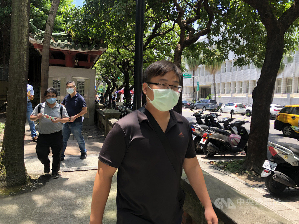 桃園市員警劉政國(前)被控105年追捕贓車時,開槍誤擊斃副駕駛徐姓少年,二審6日開庭結束,劉政國離開法院時不願受訪。中央社記者劉世怡攝 109年8月6日