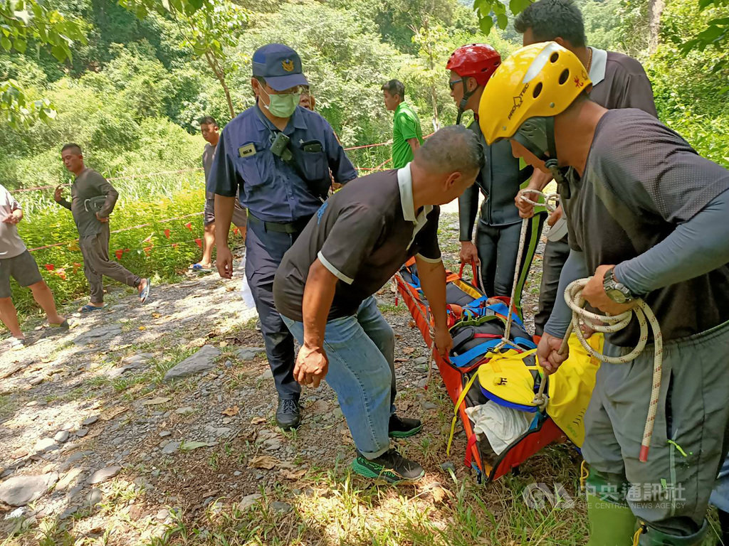 屏東縣三地門鄉溯溪聖地海神宮6日傳出1男1女溺斃意外,經警方調查,2人是朋友關係,分別是登山嚮導及領隊,被發現時皆身著溯溪裝備。(屏東縣消防局提供)中央社記者郭芷瑄傳真 109年8月6日