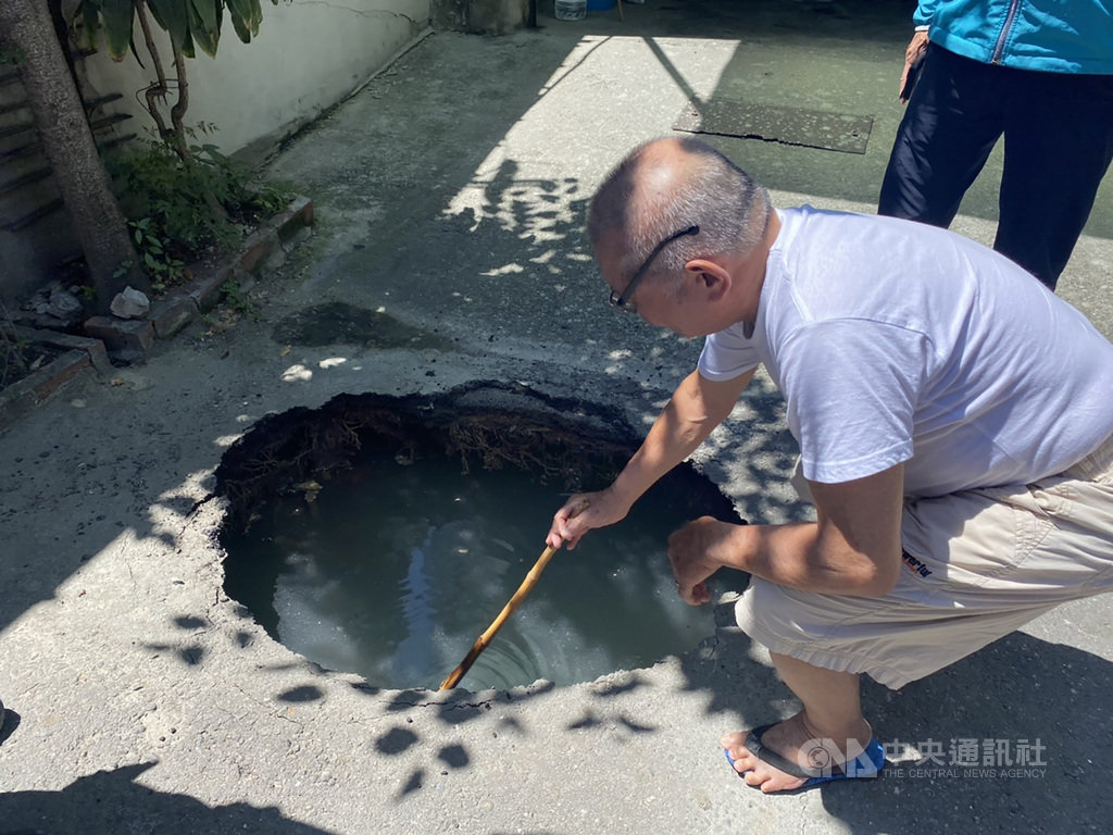 彰化縣彰化市中興路186巷的道路6日上午突然出現一個坑洞,附近民眾拿竹竿測試,發現坑洞深約1公尺。由於附近有興建大樓工地,施工單位已先回填水泥,穩固地基。(翻攝畫面)中央社記者吳哲豪傳真 109年8月6日