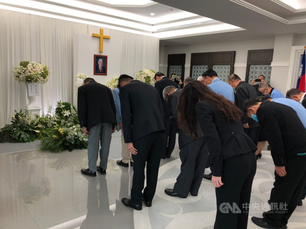 前總統李登輝辭世,駐泰國代表處在館內設置追思堂,泰國多位僑團領袖及僑團成員5日前往代表處追悼。(駐泰國代表處提供)中央社記者呂欣憓曼谷傳真 109年8月6日