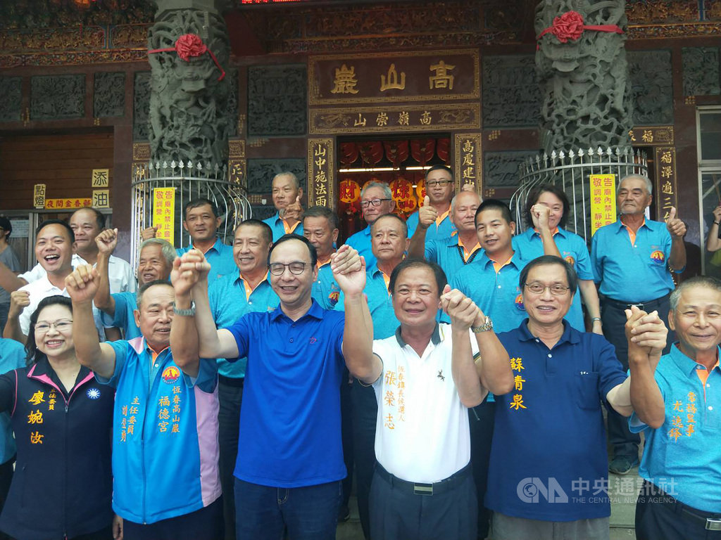 屏東縣恆春鎮長補選22日將投票,計5人登記參選,前國民黨主席朱立倫(前左3)6日南下為黨提名候選人張榮志(右3)站台助選。(國民黨提供)中央社記者郭芷瑄傳真 109年8月6日