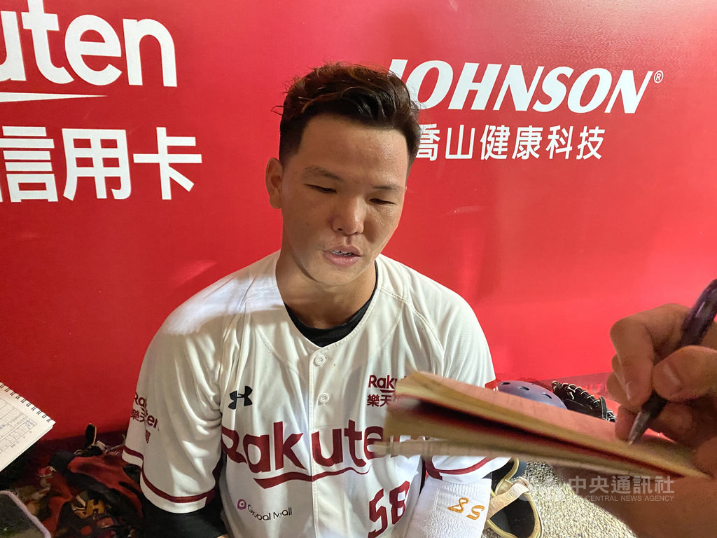 中職樂天桃猿隊6日在桃園主場迎戰富邦悍將隊,桃猿廖健富替補上場,7局下滿壘時敲出關鍵清壘安打,拉開領先差距,助球隊奪勝。中央社記者楊啟芳攝 109年8月6日
