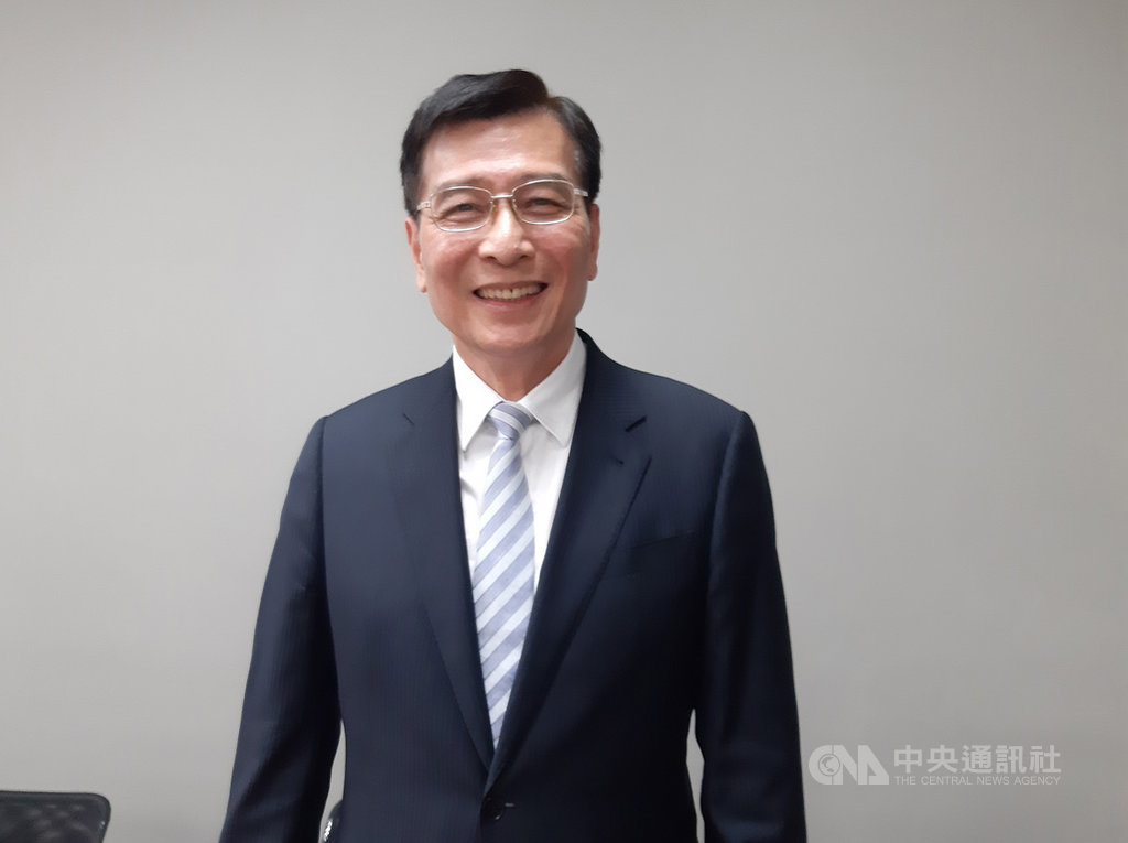 被動式有機發光二極體(OLED)面板廠錸寶科技執行長王鼎章6日在法人說明會表示,生產被動式OLED,卻不生產主動式OLED,以避免與中國殺價競爭。中央社記者潘智義攝 109年8月6日
