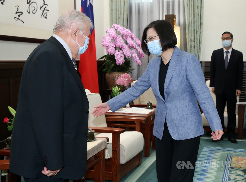 總統蔡英文(前右)6日在總統府接見尼加拉瓜共和國駐台大使達比亞(William Tapia)(左),感謝他對兩國邦誼的貢獻。中央社記者鄭傑文攝 109年8月6日