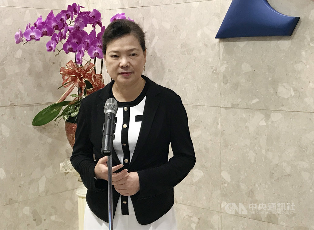 經濟部長王美花6日表示,目前政府每日徵用口罩800萬片,且口罩實名制會一直實施到年底,民眾若是自己使用,絕對沒有問題。中央社記者梁珮綺攝 109年8月6日