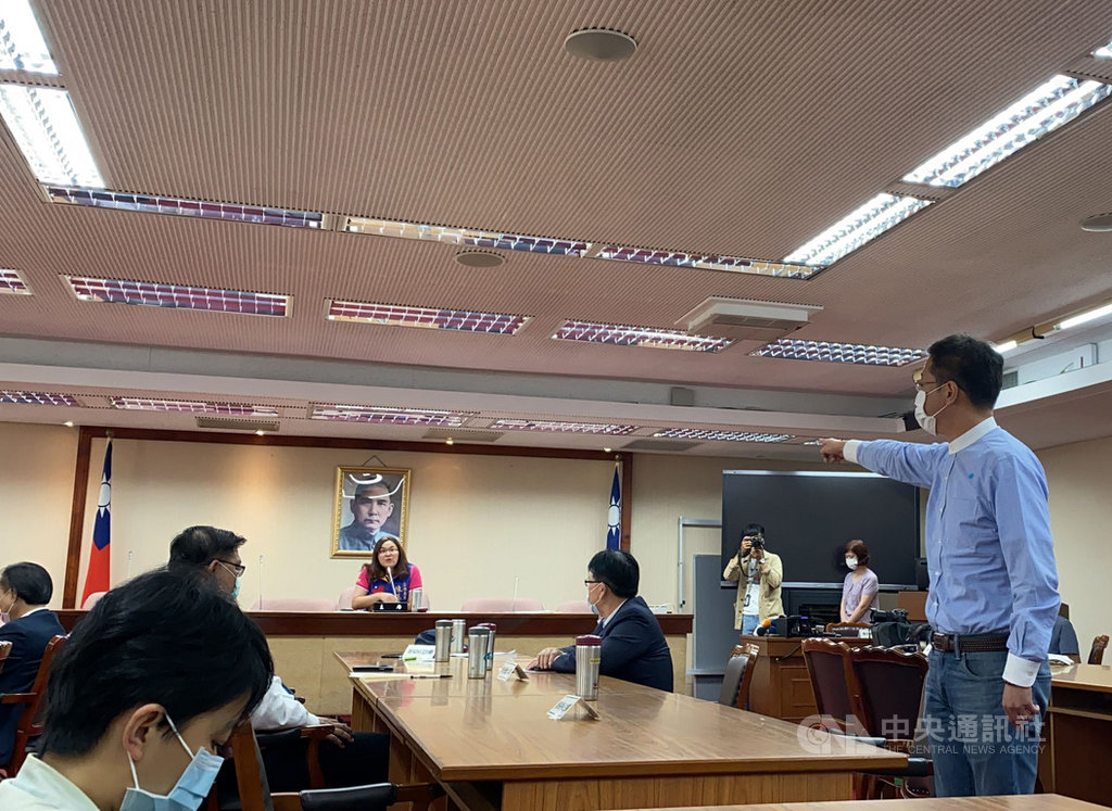 國民黨立委陳玉珍(後)6日率內政委員會考察陸委會,但就在會議問答進行到一半時,民進黨立委張宏陸忽然質疑,現在是休會期間,沒有開臨時會,考察不是質詢,要求陳玉珍等人,不要破壞立法院體制。中央社記者賴言曦攝 109年8月6日