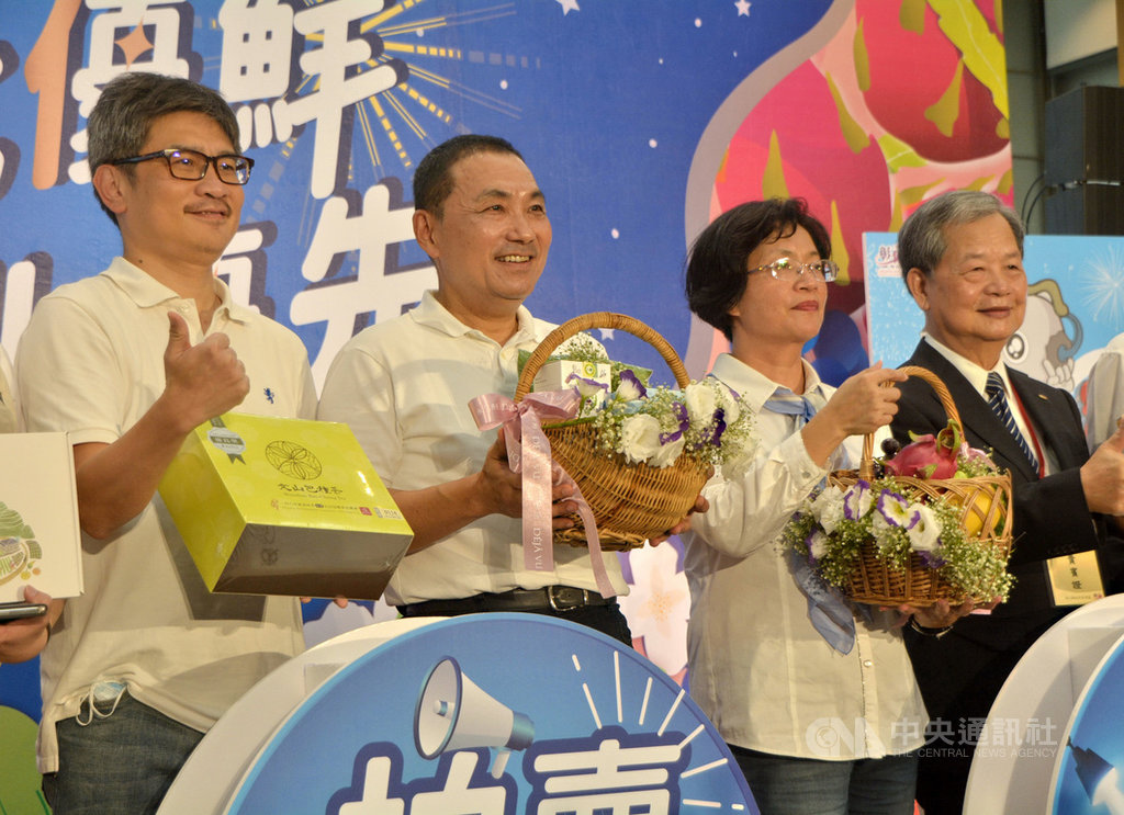 新北市長侯友宜(左2)6日與彰化縣長王惠美(右2)在新北簽署農業交流合作備忘錄,雙方將合作推動兩地農產與觀光。中央社記者黃旭昇新北市攝 109年8月6日