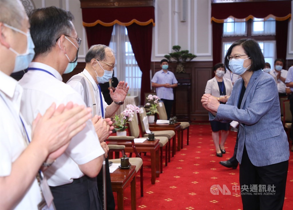 總統蔡英文(右)6日在總統府接見中華民國第60屆全國中小學科學展覽會各組(科)第一名師生,恭賀他們得獎。中央社記者鄭傑文攝 109年8月6日